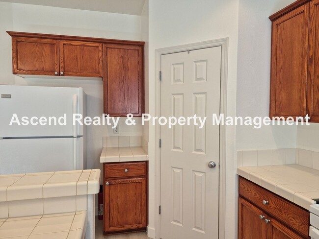 Building Photo - Available NOW! Updated in Arbor Roses 3Bed...