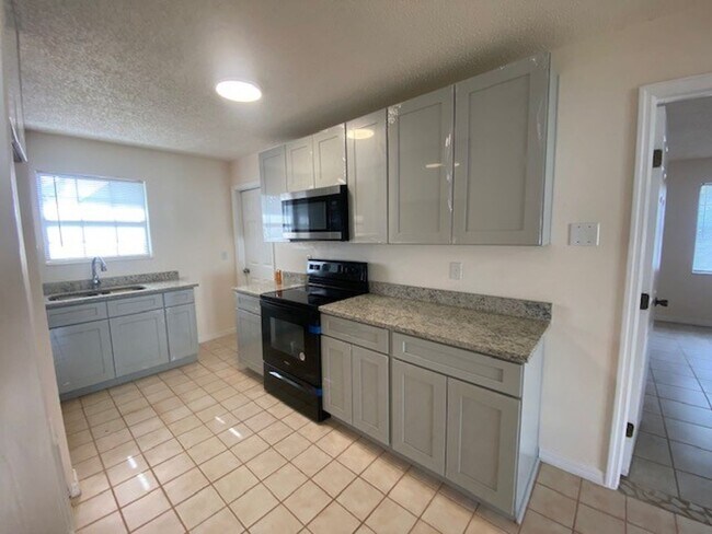 Building Photo - Charming 2-Bedroom, 2-Bath Single Family Home with 1 Car Garage- Fully Renovated House