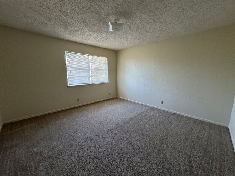 Building Photo - 3609 Hereford Ln