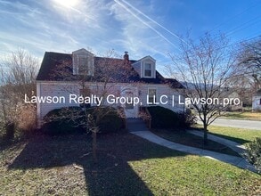 Building Photo - Charming Salem Cape Cod with Loft- Lawn Care Included