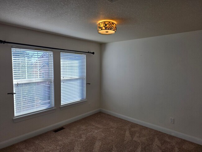 Building Photo - Beautiful and Expansive 4 Bed 3 Bath SFR by Buckley AFB