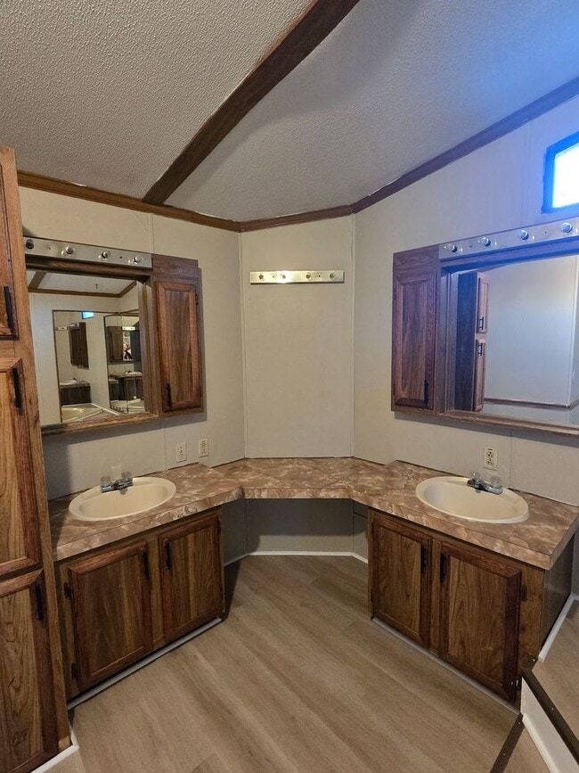 Building Photo - 3 bedroom, 2 bath Mobile Home in Yorktowne