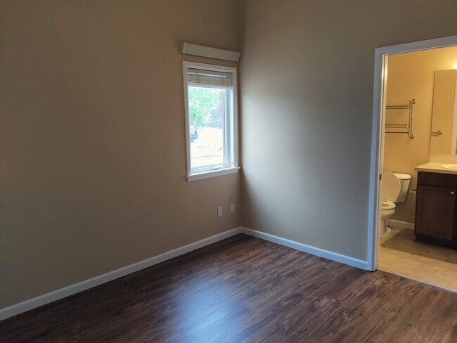 Building Photo - 4320 Roxanna Loop SE