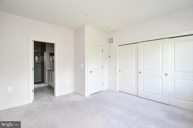 Building Photo - 1550 Trafalgar Ln