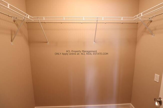 Building Photo - Perectly Located, **PET FRIENDLY** Spaciou...