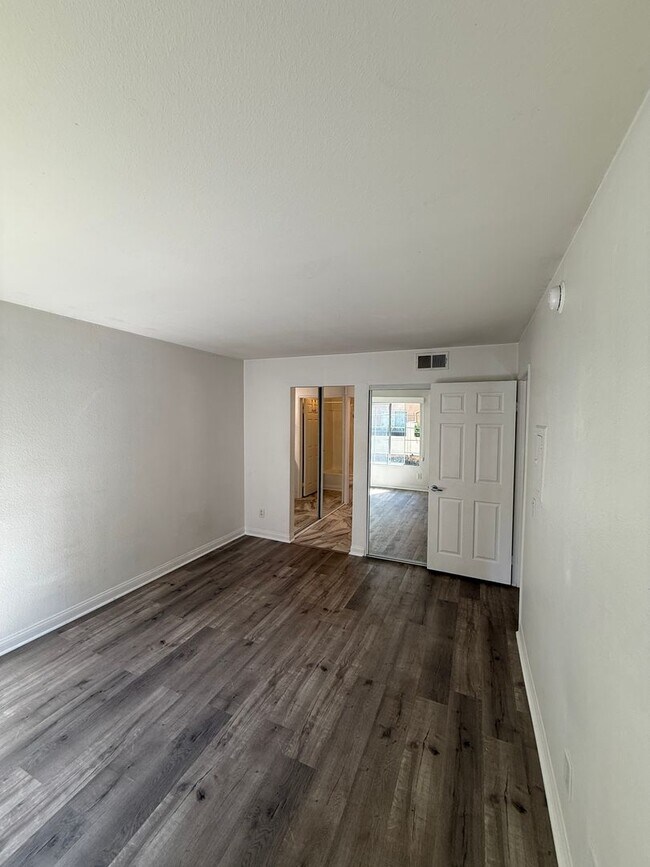 Building Photo - Modern 1BD/1BA Condo at The Met Warner Center! Ready for Move-In!