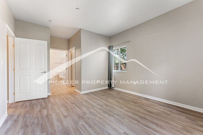 Building Photo - Charming condo with Central AC and Garage Parking Space!