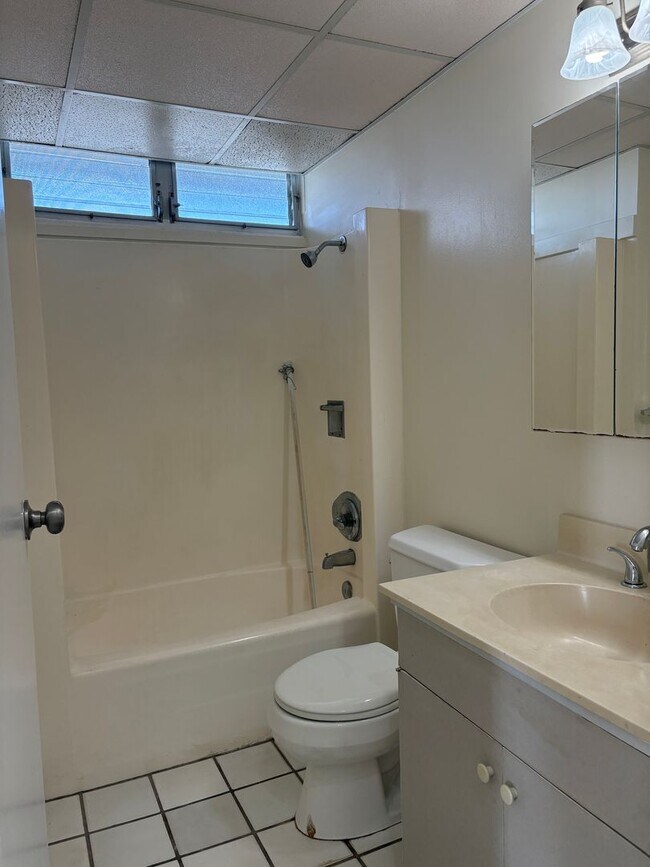 Building Photo - An absolute gem in Hono Hale Tower. Located in Mo'il'ili and close to the University of Hawaii.