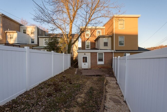 Building Photo - West Conshohocken 4 Bedroom 2 brick bath T...