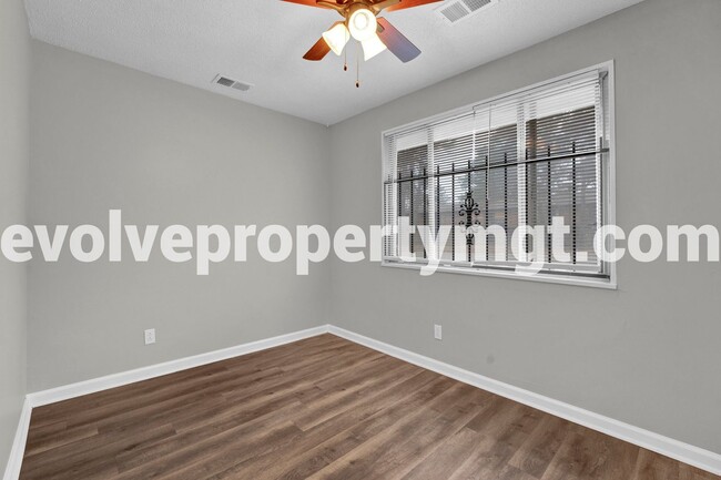 Building Photo - $300 OFF FIRST MONTH'S RENT  MOVE IN SPECI...