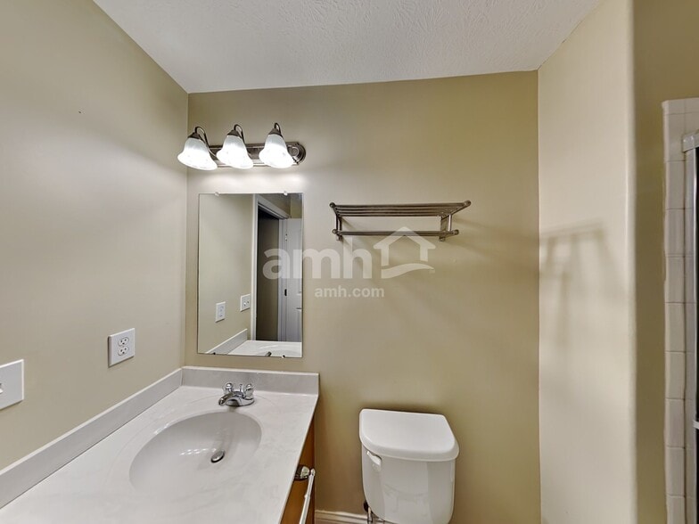 Building Photo - 490 Hemhill Dr