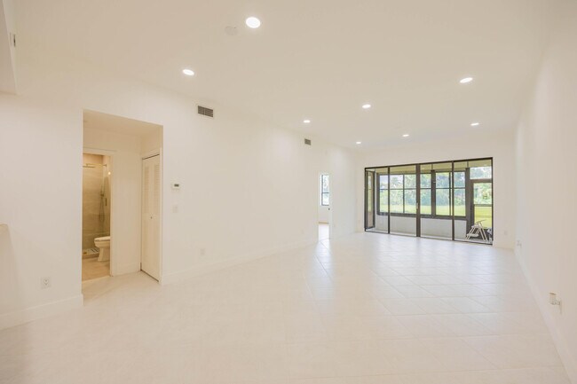 Building Photo - 7520 La Paz Blvd