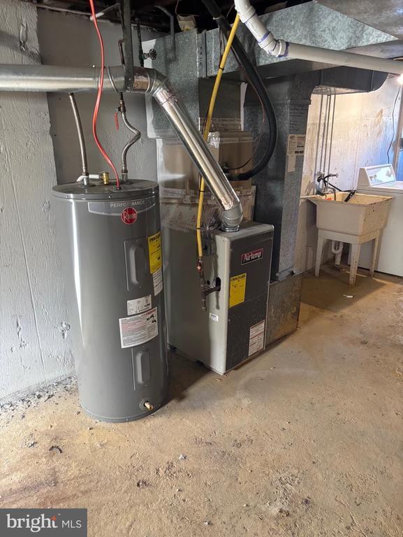 Building Photo - 914 Burnside Rd