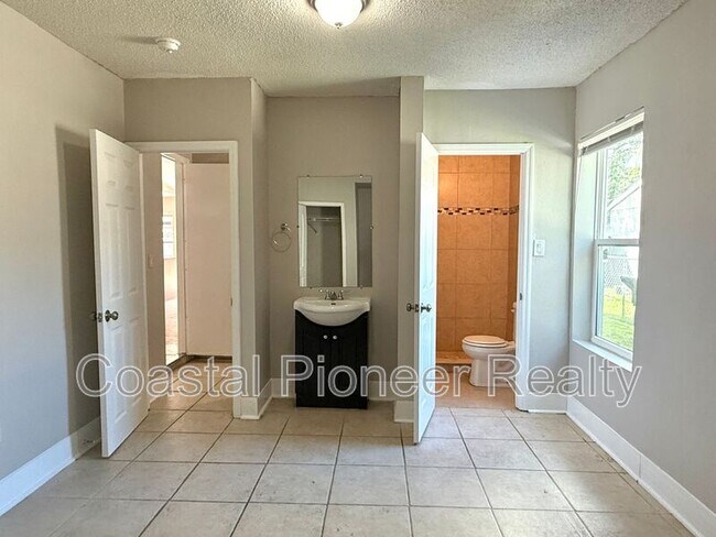 Building Photo - 5723 Kneeland Ln