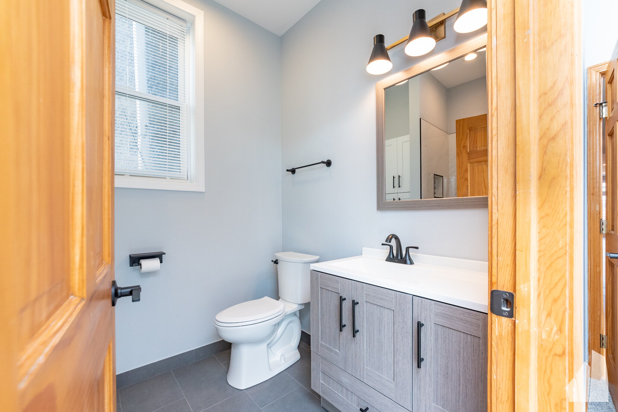 Building Photo - 2338 N Greenview Ave