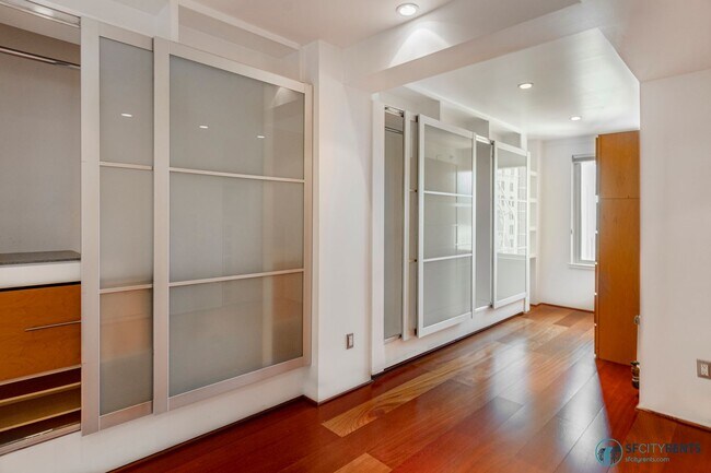 Building Photo - Union Square: Remodeled 1 Bed 1 Bath Corne...