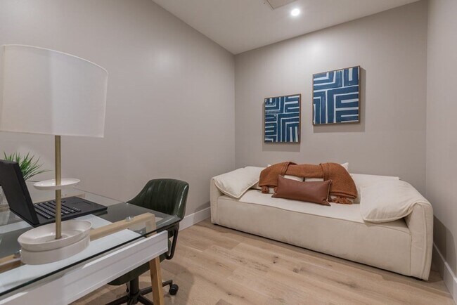 Building Photo - 1 bedroom den for 9/1 with garage parking!