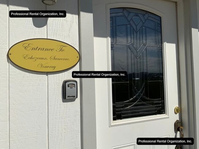 Building Photo - Upper Carriage house Flat with deck & expansive Vineyard and Sunset views