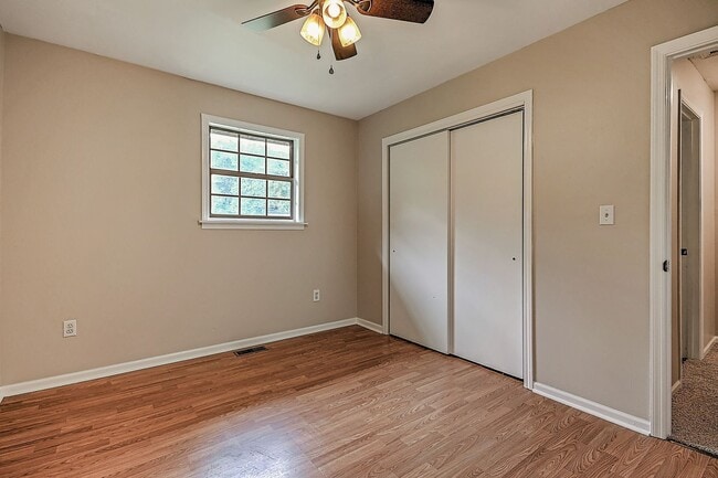 Building Photo - Newly Renovated 2 Bedroom 1.5 Bath Condo located in Elizabethton, TN