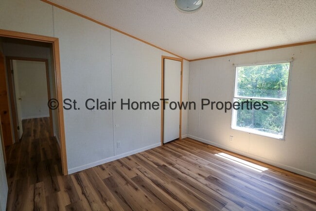 Building Photo - Large Home