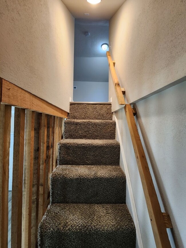 Building Photo - Spacious 3-Bedroom, 1-Bathroom Home AVAILABLE NOW!!