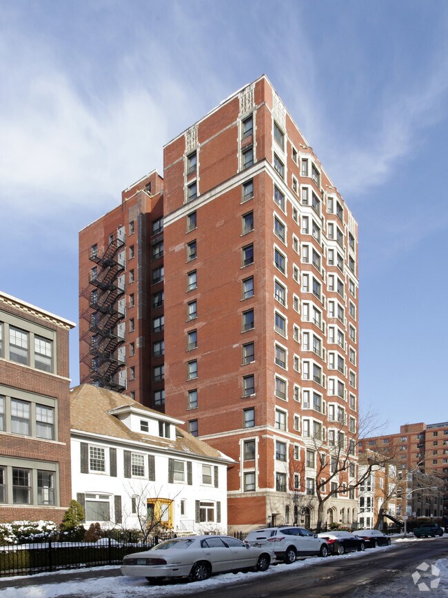 732 Bittersweet Apartments 732 W Bittersweet Pl Chicago IL 60613