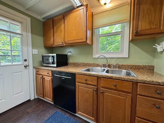 Building Photo - Charming 2 Bed 1.5 Bath Single Family Home...