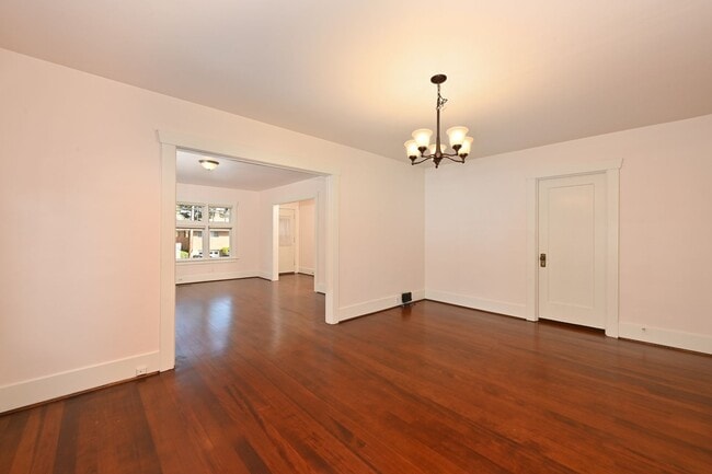 Building Photo - Charming 1BR/1BA Main Floor View Unit in Desired Neighborhood (Sunset Hill)