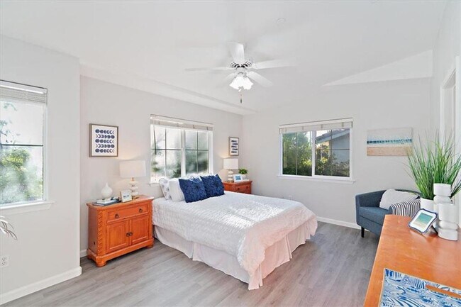 Building Photo - 3 Bedroom + Bonus Room End Unit Townhome