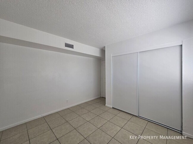 Building Photo - 1904 Rexford Dr