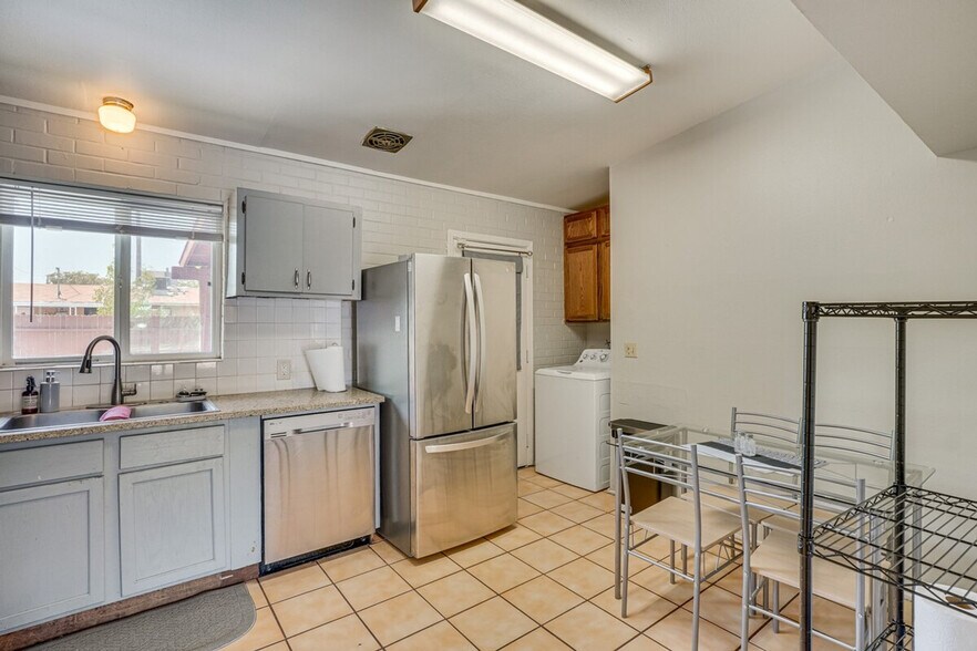 Building Photo - 858 E Alturas St