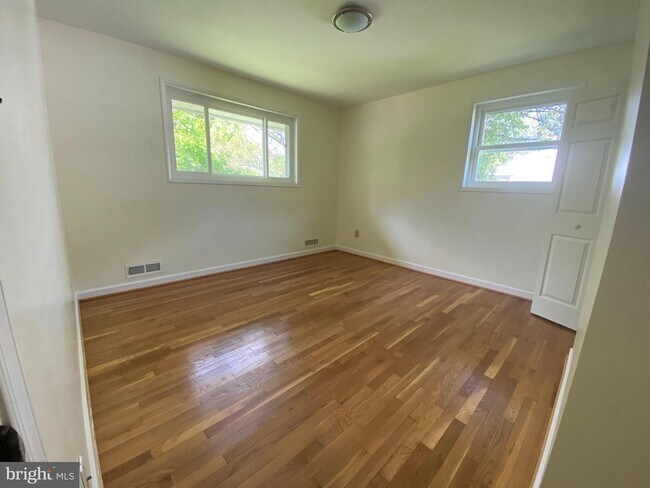 Building Photo - 6009 Cheshire Dr