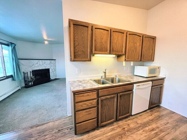 Building Photo - Spacious & Bright Top Floor Condo in East Anchorage, Close to Base + W/D In Unit!