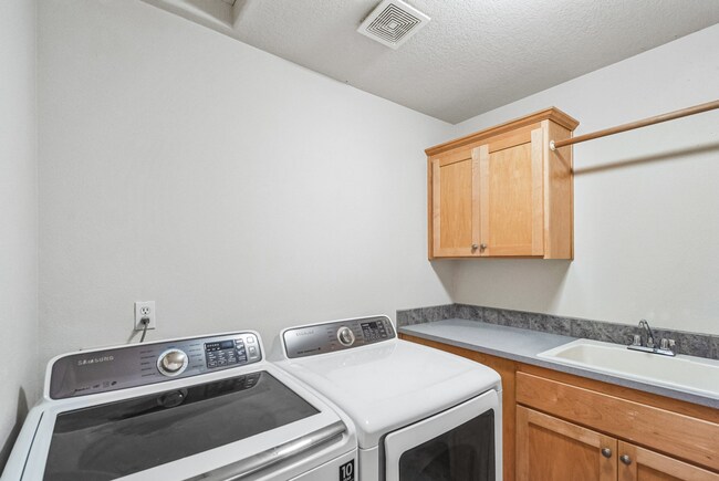 Building Photo - Gorgeous 4 Bed, 2.5 Bath House!