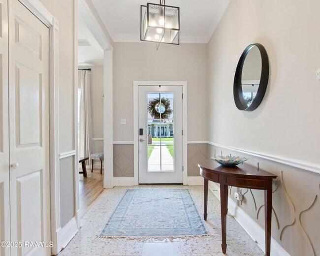 Building Photo - Beautifully updated 4-bedroom, 3-bath prop...