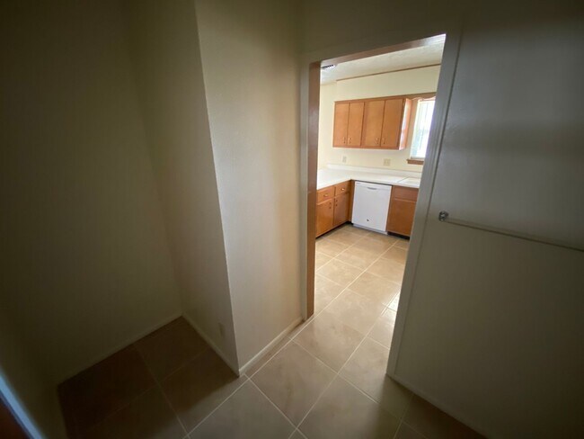 Building Photo - Northeast El Paso 3bed/2bath w/LOTS of liv...