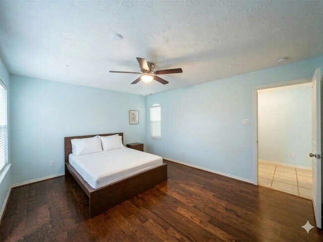 Building Photo - 3410 Skyline Village Dr