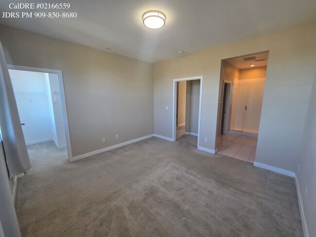 Building Photo - Bellflower 3 Bedroom Townhouse