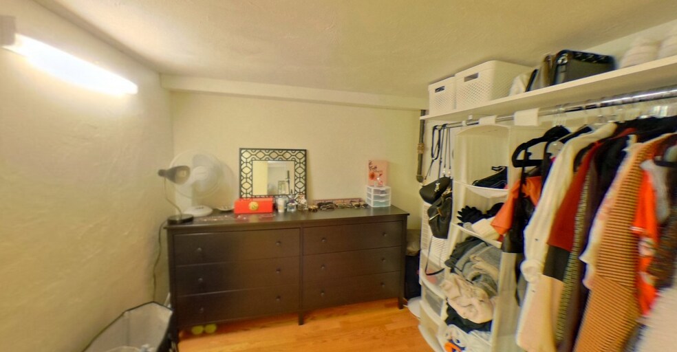 Building Photo - 22 Euston St