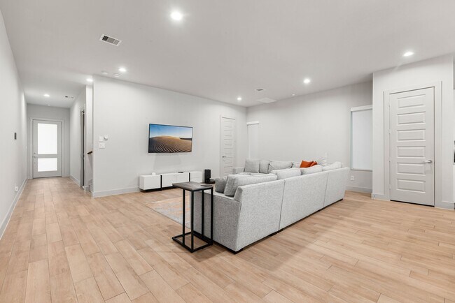 Building Photo - 5722 Rucio Ln