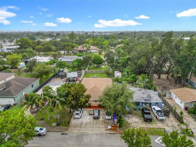 Building Photo - 530 NE 34th St