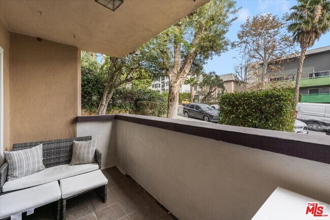 Building Photo - 1121 N Olive Dr