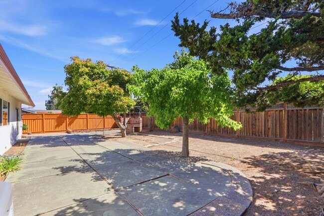 Building Photo - Wow! What a Great Home! Available Now!