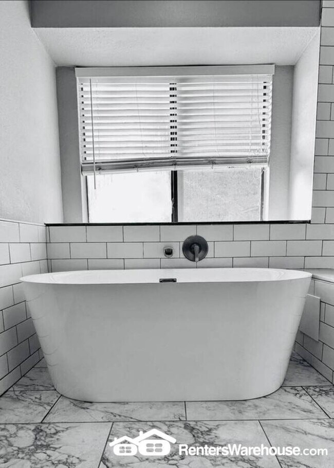 Building Photo - FOR RENT - MOVE IN READY - 3BED 2.5BATH - ...