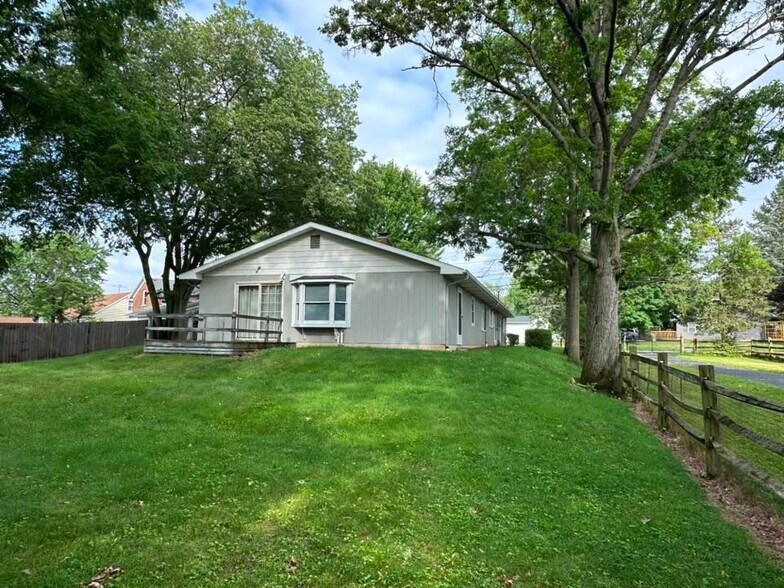 Building Photo - 580 Sand Ridge Rd