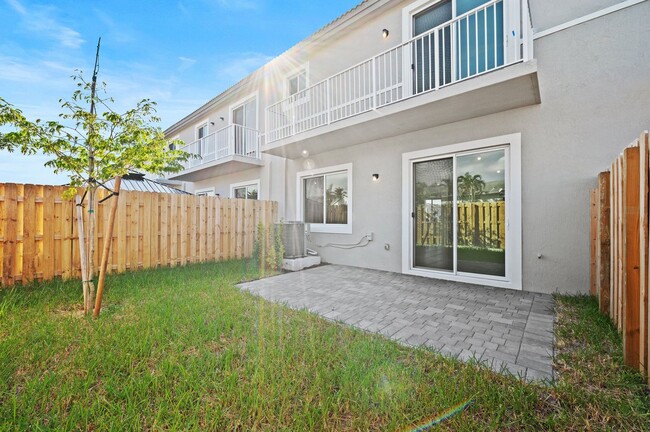 Building Photo - Brand new 3 bed 2.5 bath Townhouse with ya...