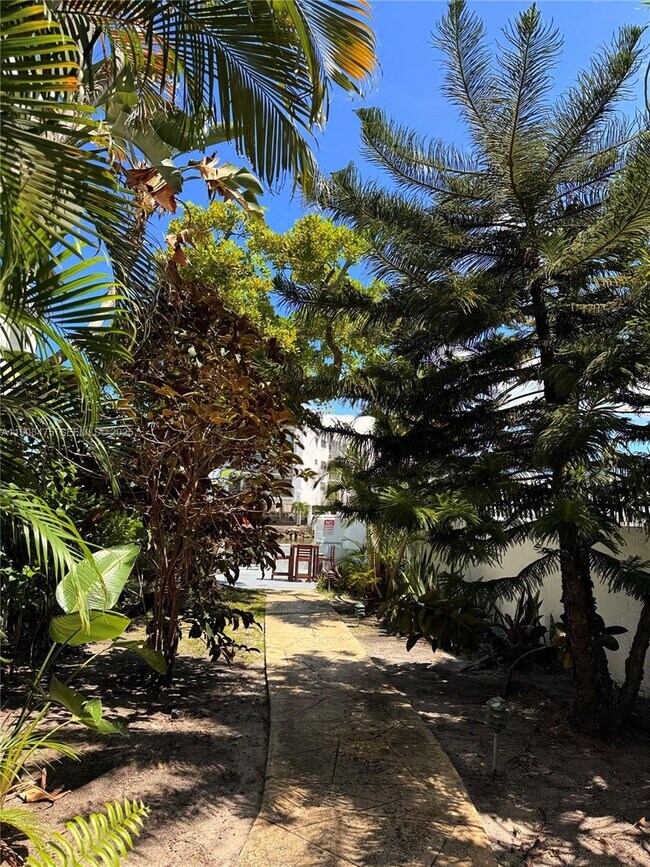 Building Photo - 6941 Bay Dr