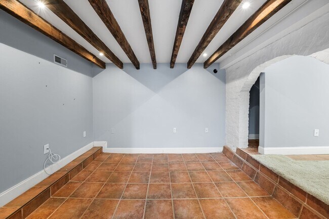 Building Photo - 330 1/2 E St
