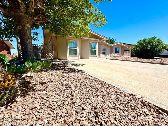 Building Photo - 10288 Lakeview Dr