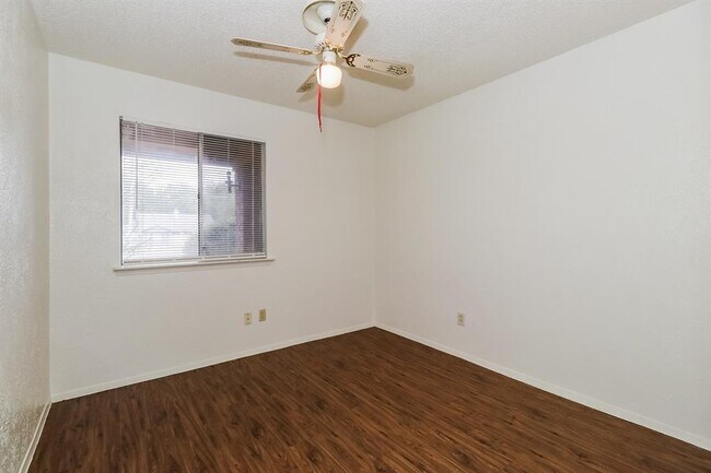 Building Photo - 323 W William Cannon Dr